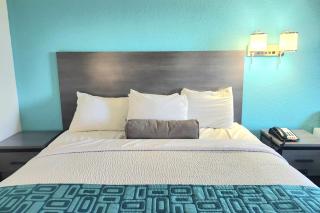 Howard Johnson by Wyndham Galveston - 4