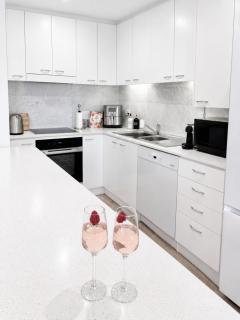Luxury Glenelg Marina Retreat | Sheltered Balcony - 7