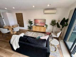Luxury Glenelg Marina Retreat | Sheltered Balcony - 3