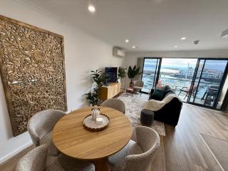 Luxury Glenelg Marina Retreat | Sheltered Balcony - 4