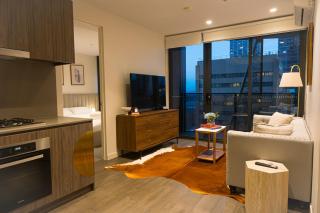 Luxury CBD Retreat with Skyline Views - 7