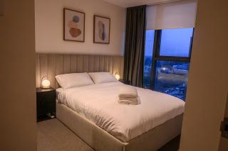 Luxury CBD Retreat with Skyline Views - 4