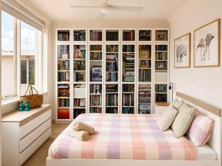 Spacious Retro Stay Steps from Chapel Street - 5