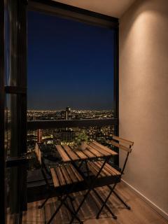 Skyline Suites - Scenic Views, King Bed, Level 39 - 8