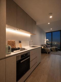 Skyline Suites - Scenic Views, King Bed, Level 39 - 4