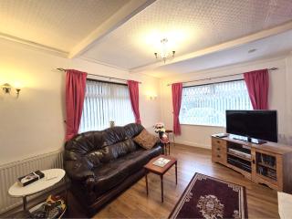 Quiet secluded two bedroom bungalow with parking - 1