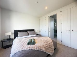 Brand New Urban Oasis Sleeps 6 with Garage - 9