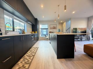 Brand New Urban Oasis Sleeps 6 with Garage - 8