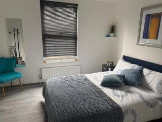 House - Sleeps 8 - Parking - 5