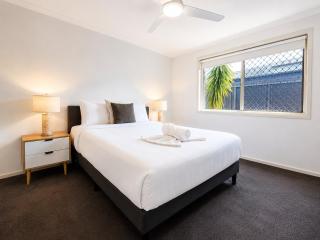 Pet Friendly close to Mooloolaba Sleeps 6 - 9