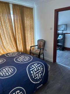 House Sleeps 6 with Parking - 7