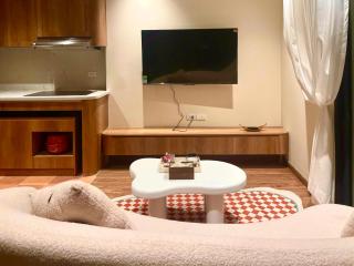 Comfortable Luxury 2-Bedroom Apartment Near National Convention Center Hanoi Vietnam Area - 9
