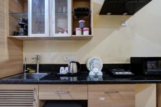 Budget Friendly Escape with skyline- Gaur City - 9