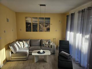 Ferienhaus Lilja mit Garten, Kamin und Pool - 3