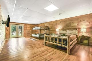 Spacious Log cabin with Hot Tub, Fitepit, BBQ, Pickleball - 2