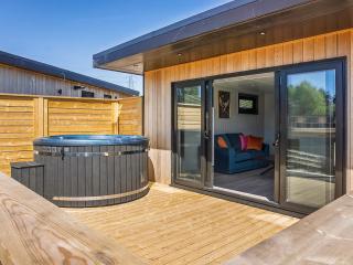 Lovebird Lodge - Uk51939 - Yarm - 0