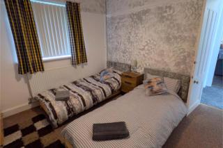 4-Bed - Sleeps 8 - Free Parking - 4