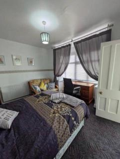 4-Bed - Sleeps 8 - Free Parking - 1
