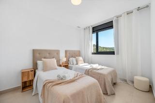 Luxury 3 BDRM Boutique Hideaway w Magical Views - 2