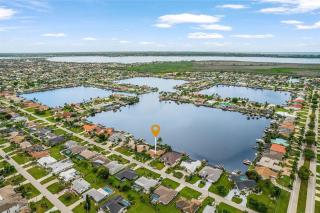 Villa Dolphin Waterfront at 8-Lakes Area and Heated Pool - 9