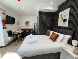 Stylish Modern Studio, Hotel-Quality Stay - 4