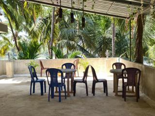 Dormitory with 3 double beds and 1 single bed - 7