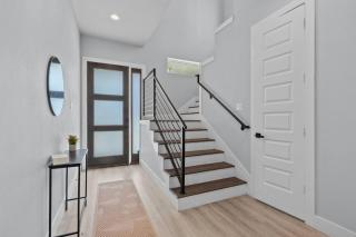 15 Mins NRG, Modern Home w/ 3 King Suites Garage - 9