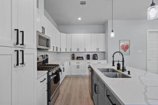 15 Mins NRG, Modern Home w/ 3 King Suites Garage - 4