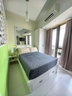 Cozy Balcony Studio in Makati - Dagat Room by Lakbay Urban Living - 9
