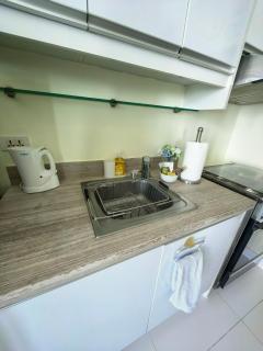 Cozy Balcony Studio in Makati - Dagat Room by Lakbay Urban Living - 5
