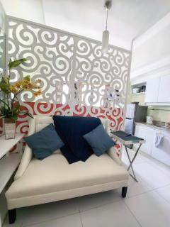 Cozy Balcony Studio in Makati - Dagat Room by Lakbay Urban Living - 4