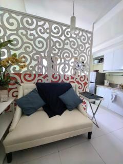 Cozy Balcony Studio in Makati - Dagat Room by Lakbay Urban Living - 2