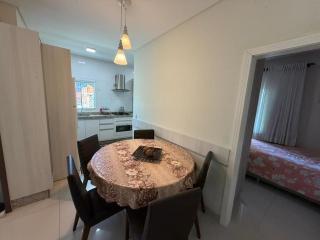A15 - APARTAMENTO 2 DORMITÓRIOS NO CENTRO DE BOMBINHAS ALUGUEL DE TEMPORADA - 2