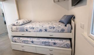 50 meters from the sea - Private parking, free Wi-Fi, 5 bicycles included, park view - 6