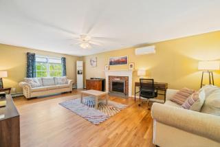 Family Home with Pool & Game Garage - 5