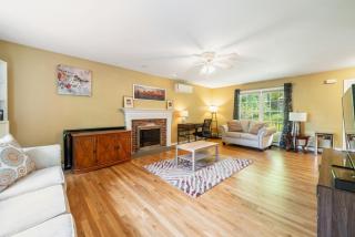 Family Home with Pool & Game Garage - 6