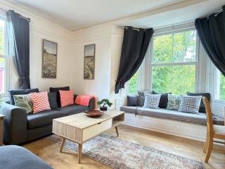 Queens - Cosy Central Apartment - JTAP Properties - 0