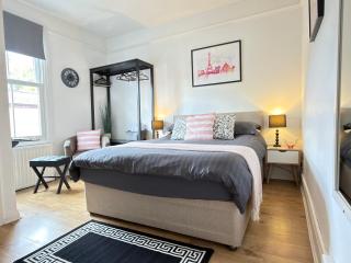 Queens - Cosy Central Apartment - JTAP Properties - 9