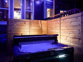 Family Retreat - Hot Tub - Fireplace - Tower Grove - 3