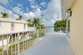 Luxury House On The Beach in Charming South Sound - 6