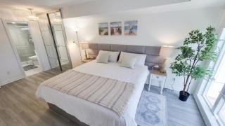 Skyline Retreat at Pantages, Dundas Square Suite, Free Parking - 3