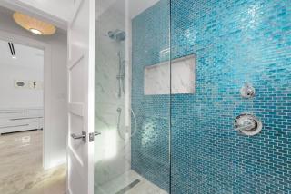 Luxury House On The Beach in Charming South Sound - 2