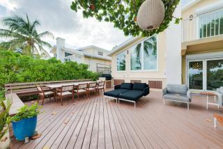 Luxury House On The Beach in Charming South Sound - 6