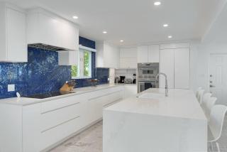 Luxury House On The Beach in Charming South Sound - 3