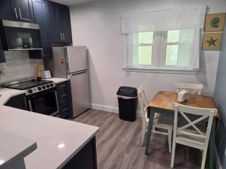 Cozy 2 Bedroom Less Than A Mile To The Beach - 2