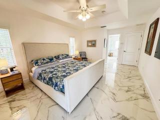 Modern 3-bedroom waterfront pool home in Manatee Bay with boat slip included - 7