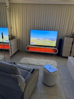 A house with an office that has a living room and an office room - 3