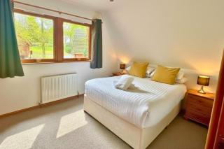 Acorn Lodge for Six with Hot Tub - Devon - 3