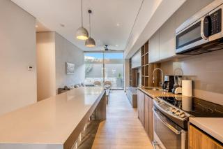 Modern Marina-View Penthouse with Private Hot Tub, Pool & Netflix - 4