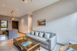 Modern Marina-View Penthouse with Private Hot Tub, Pool & Netflix - 1